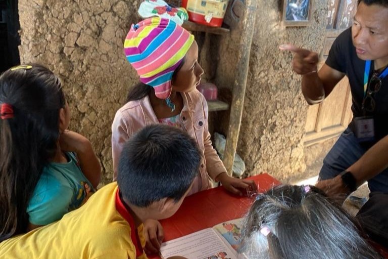 Ethny leest haar eigen boekje