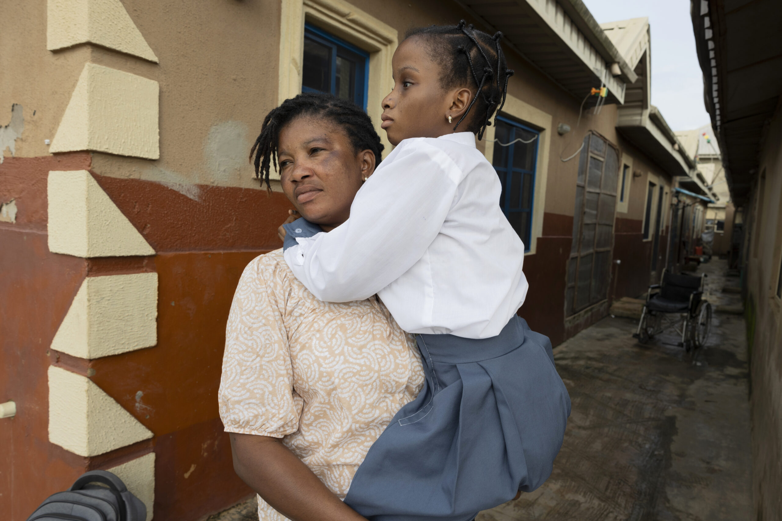 Latifat in de handen van haar moeder