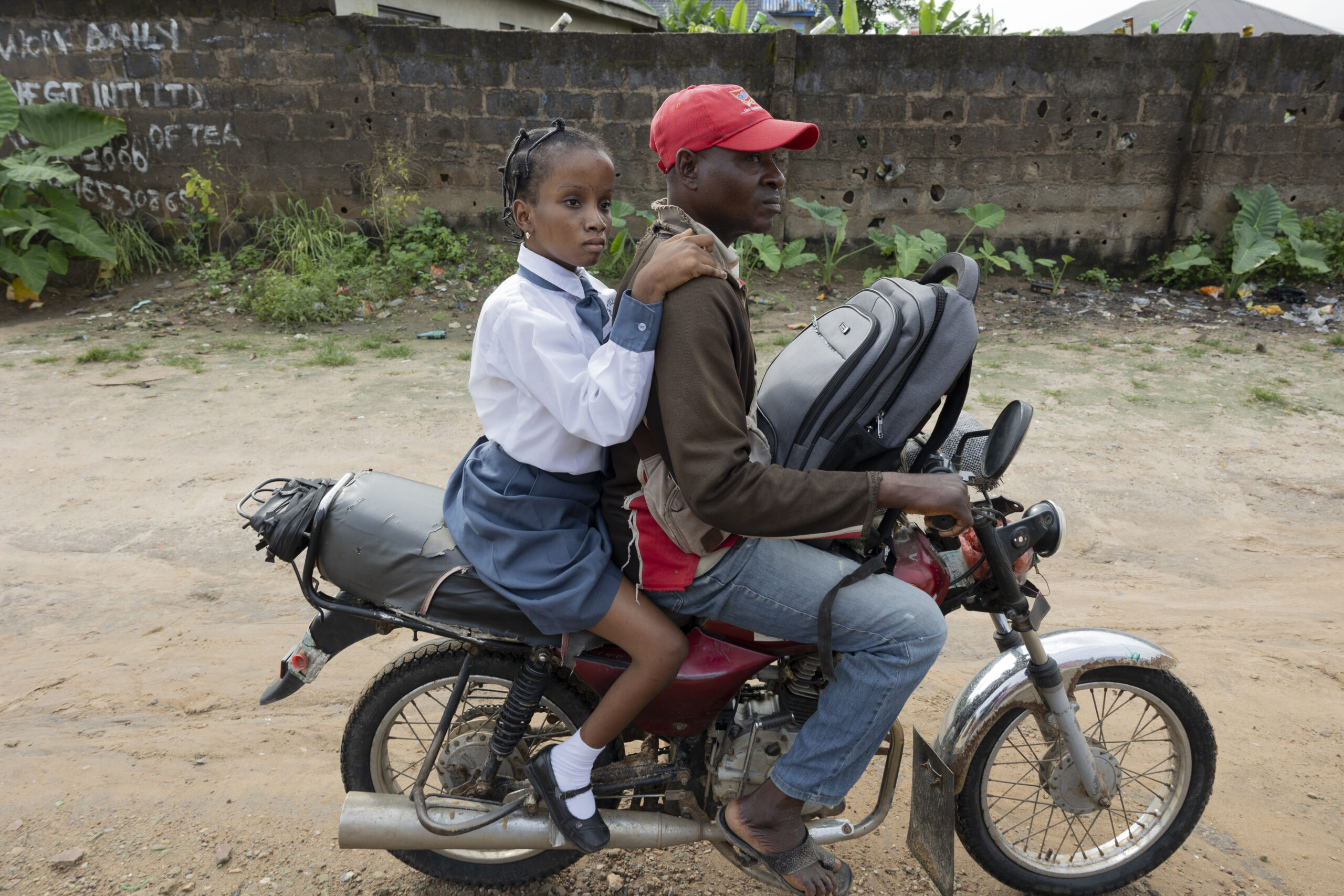 Latifat op de motor taxi naar school