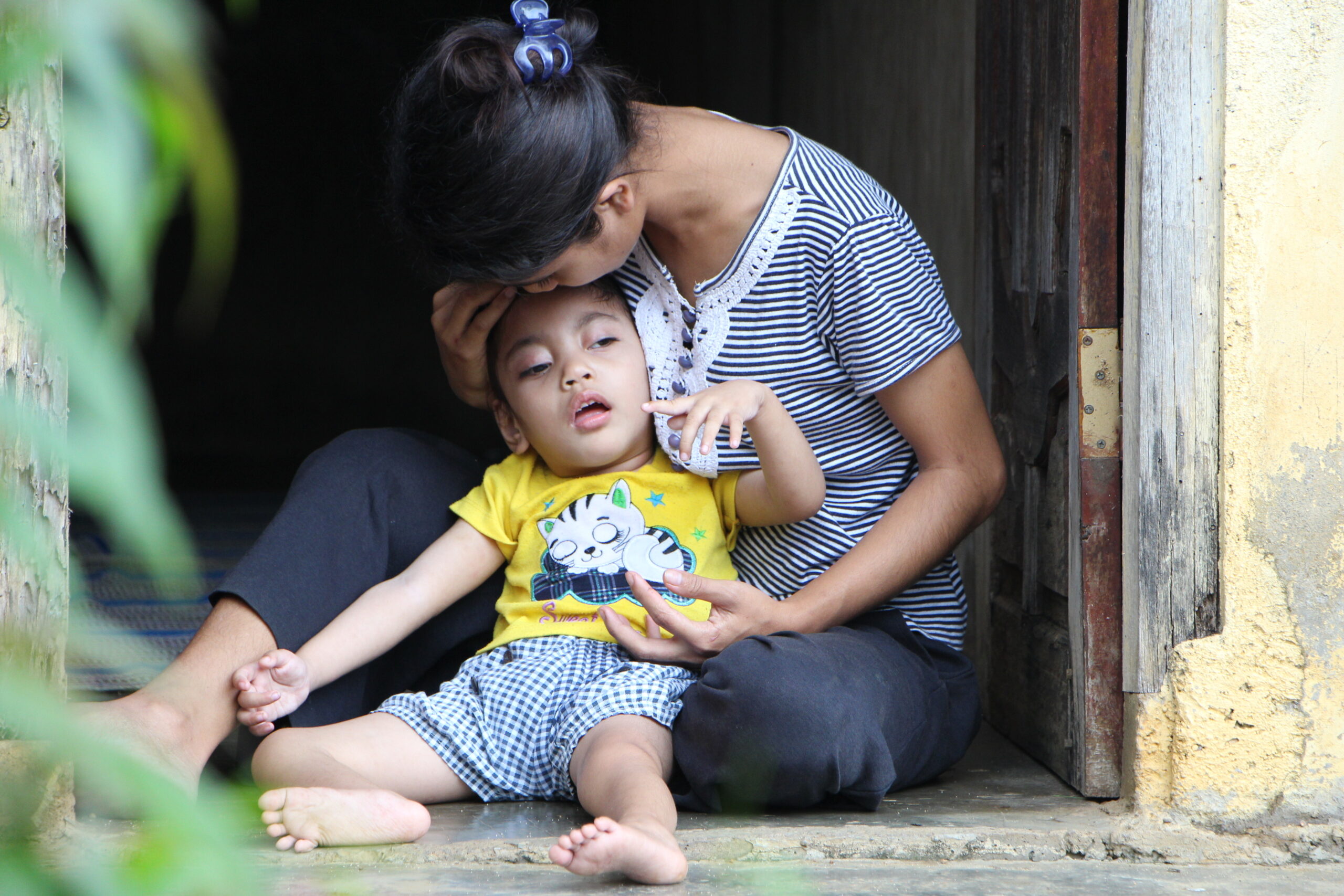 Kolbi zit op de grond met mama