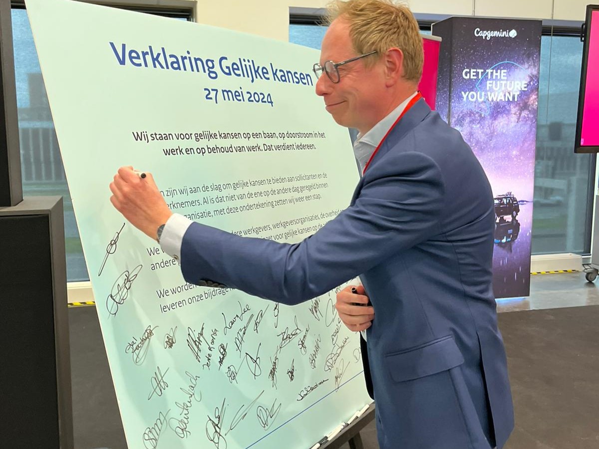 Erik Ackerman ondertekent verklaring