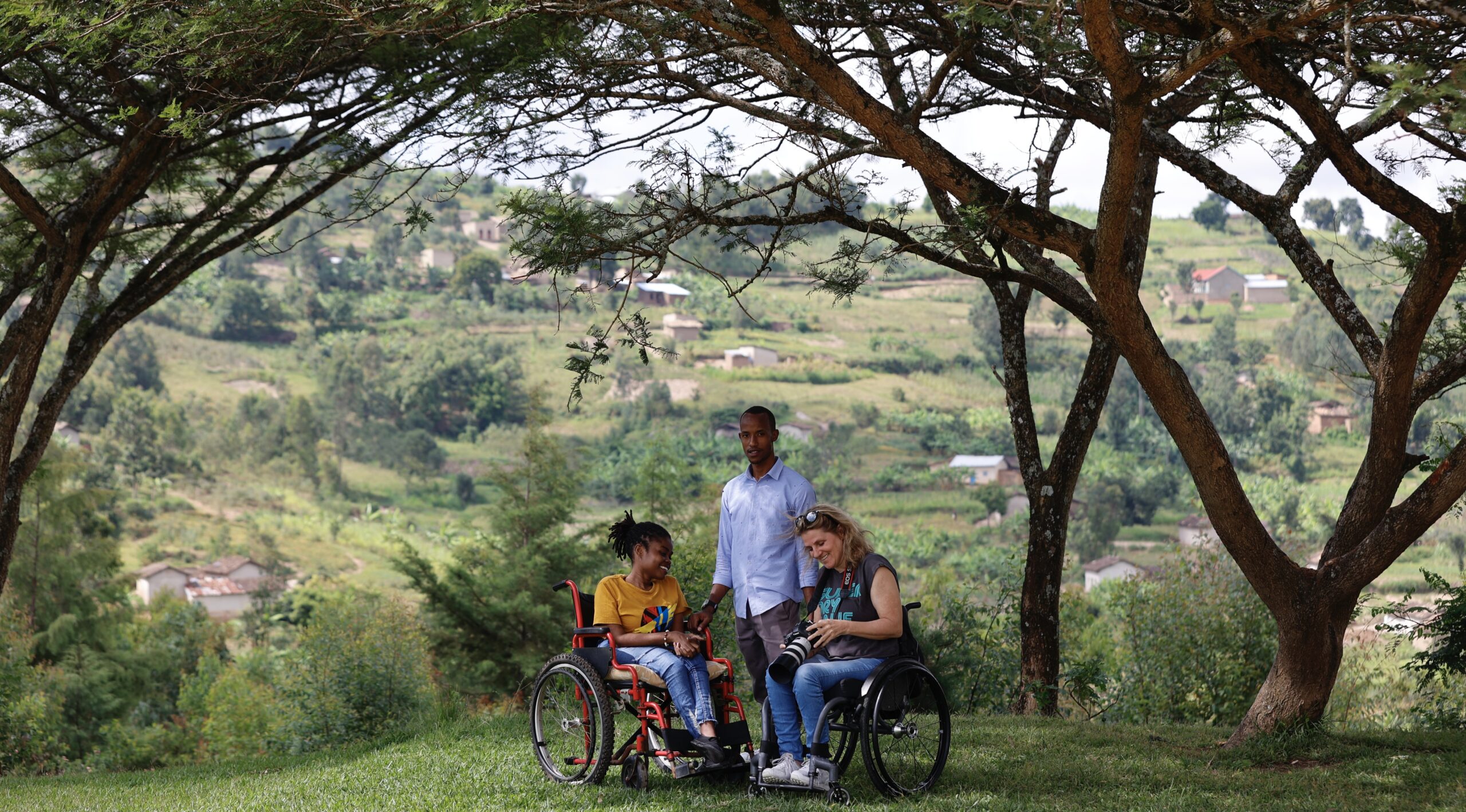 Monique Velzeboer samen met Jean D’Amour en Nadine