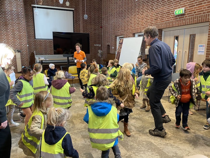 Meester Lucas samen met zijn klas op bezoek bij het Liliane Fonds