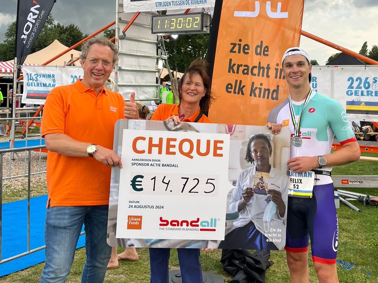 Felix met cheque