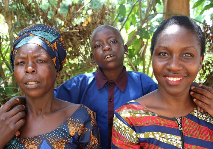 Mugisha met moeder en Afissa Uwanyuze