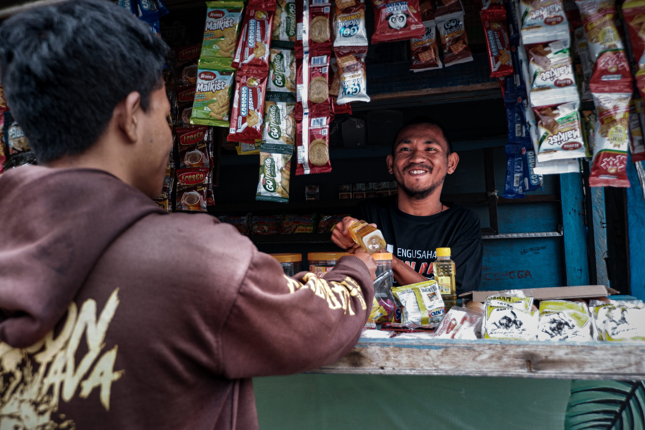 Candra helpt een klant bij zijn eigen bedrijfje