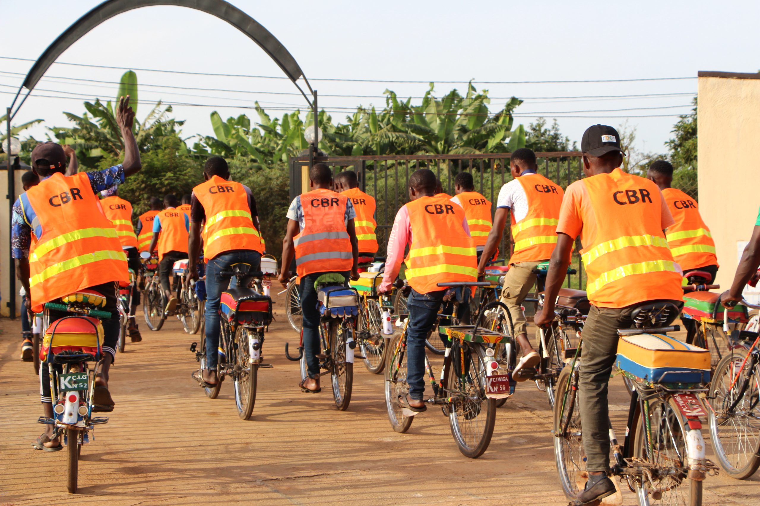 Fietstaxi's: de jongens die de fiets besturen dragen een vestje met de afkorting CBR erop. Een originele manier om aandacht te besteden aan het CBR-project.