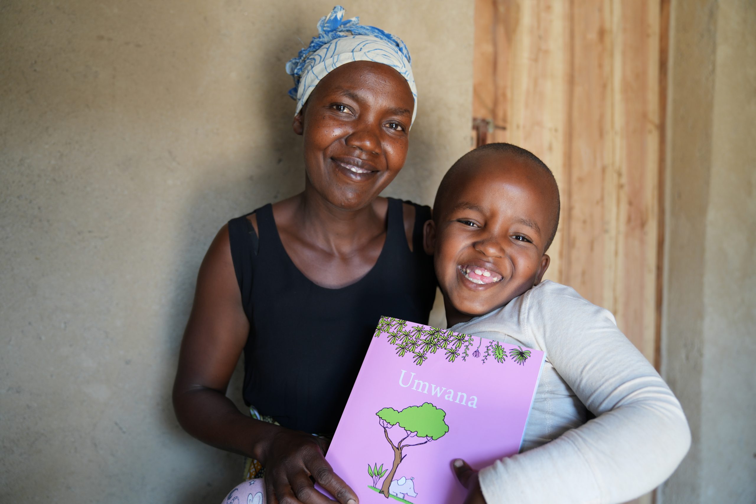 Naomi en haar mama lezen Umwana