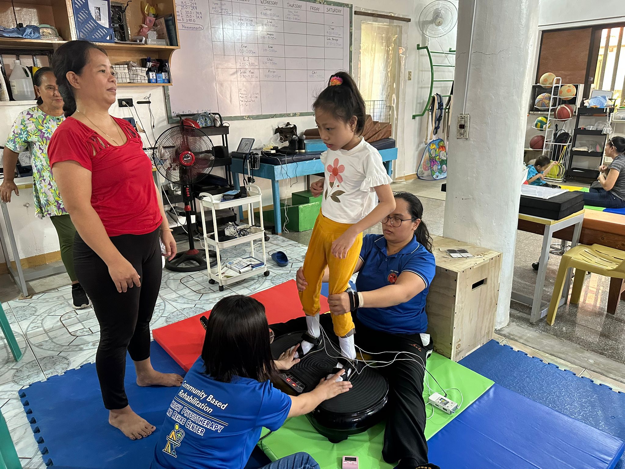 Moeder is trots om Irish (10) rechtop te zien staan.