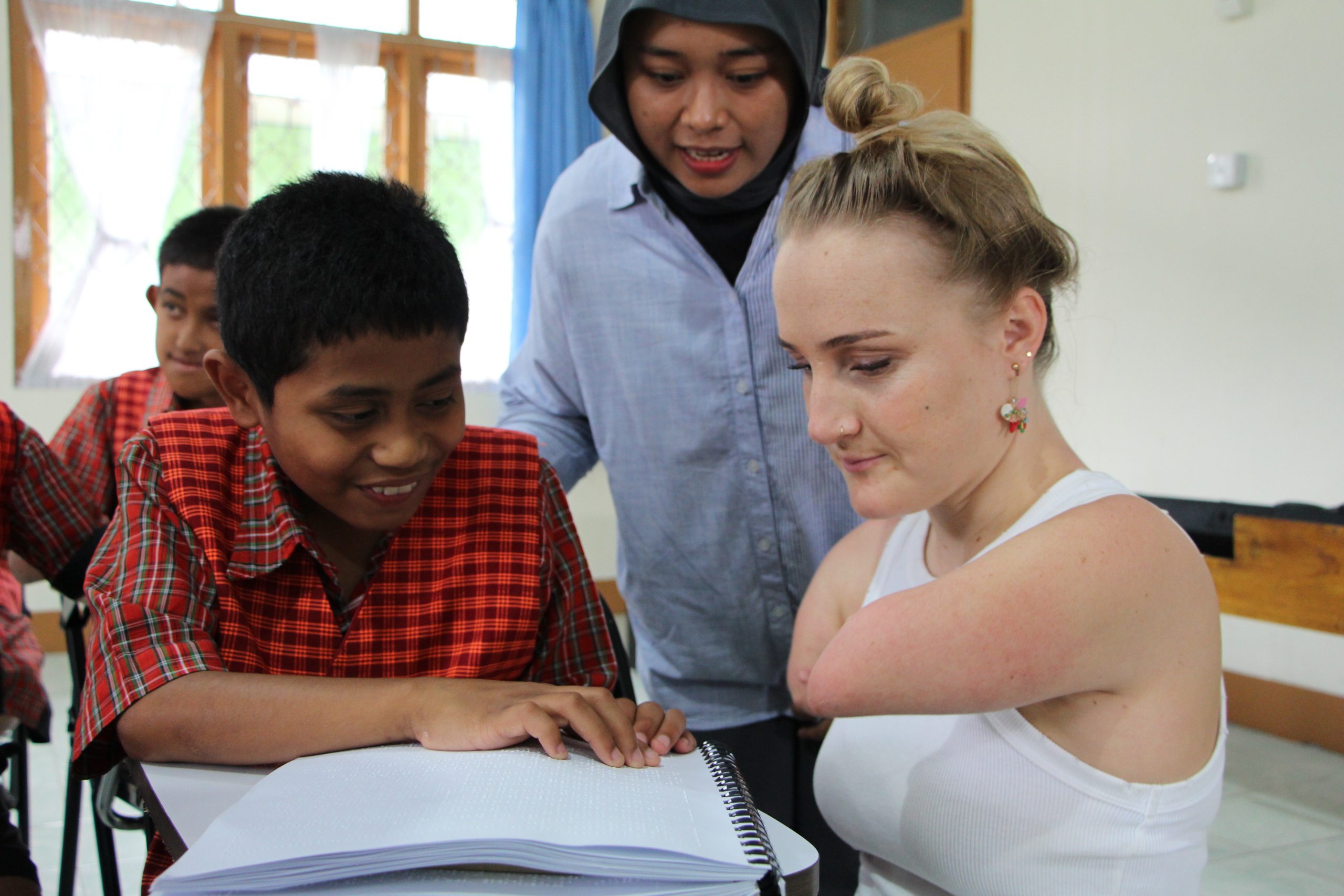 Alif leert Eva Braille lezen