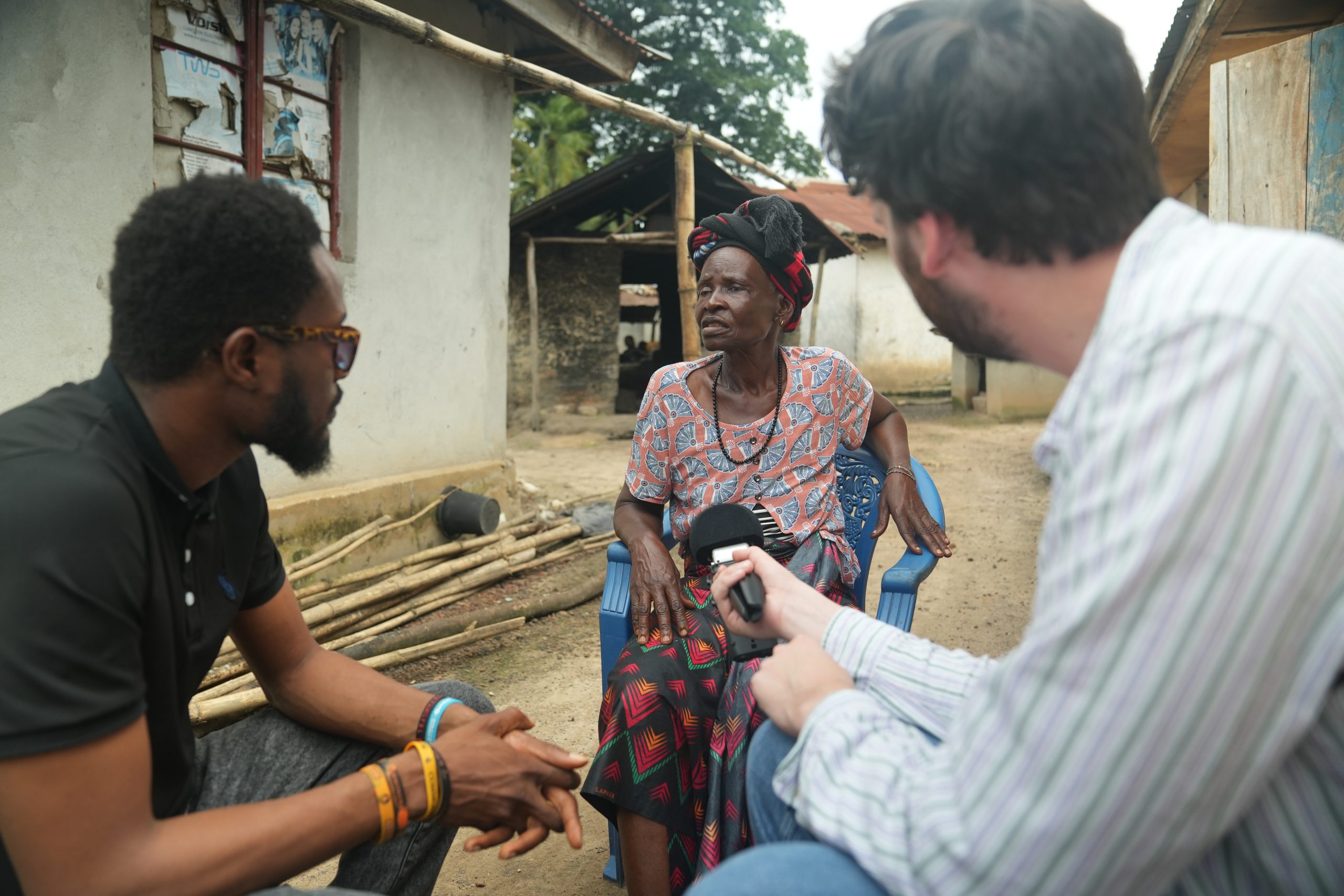 Podcastmaker Max Bogaard in gesprek met de oma van Alhaji