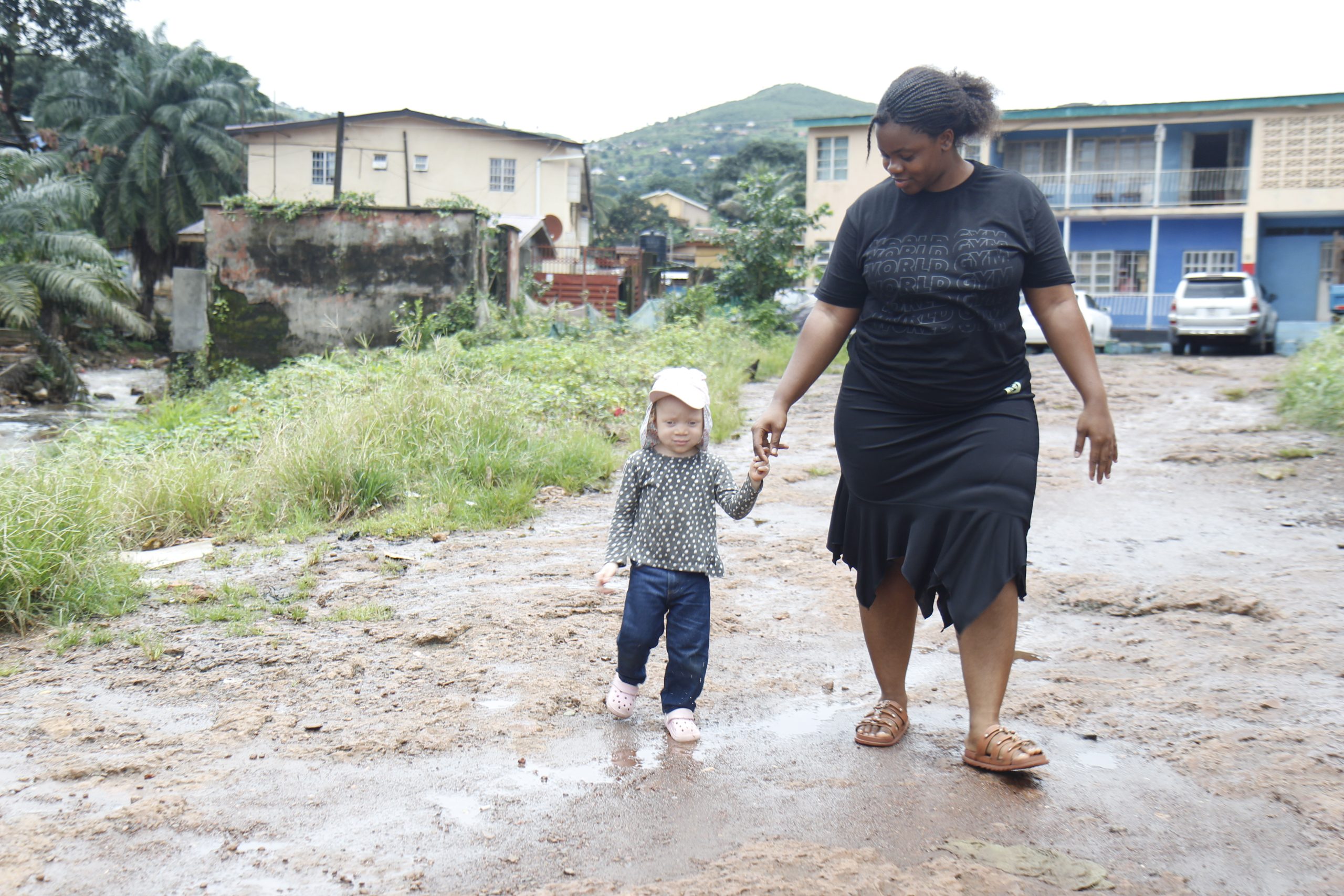 Sia met haar mama buiten