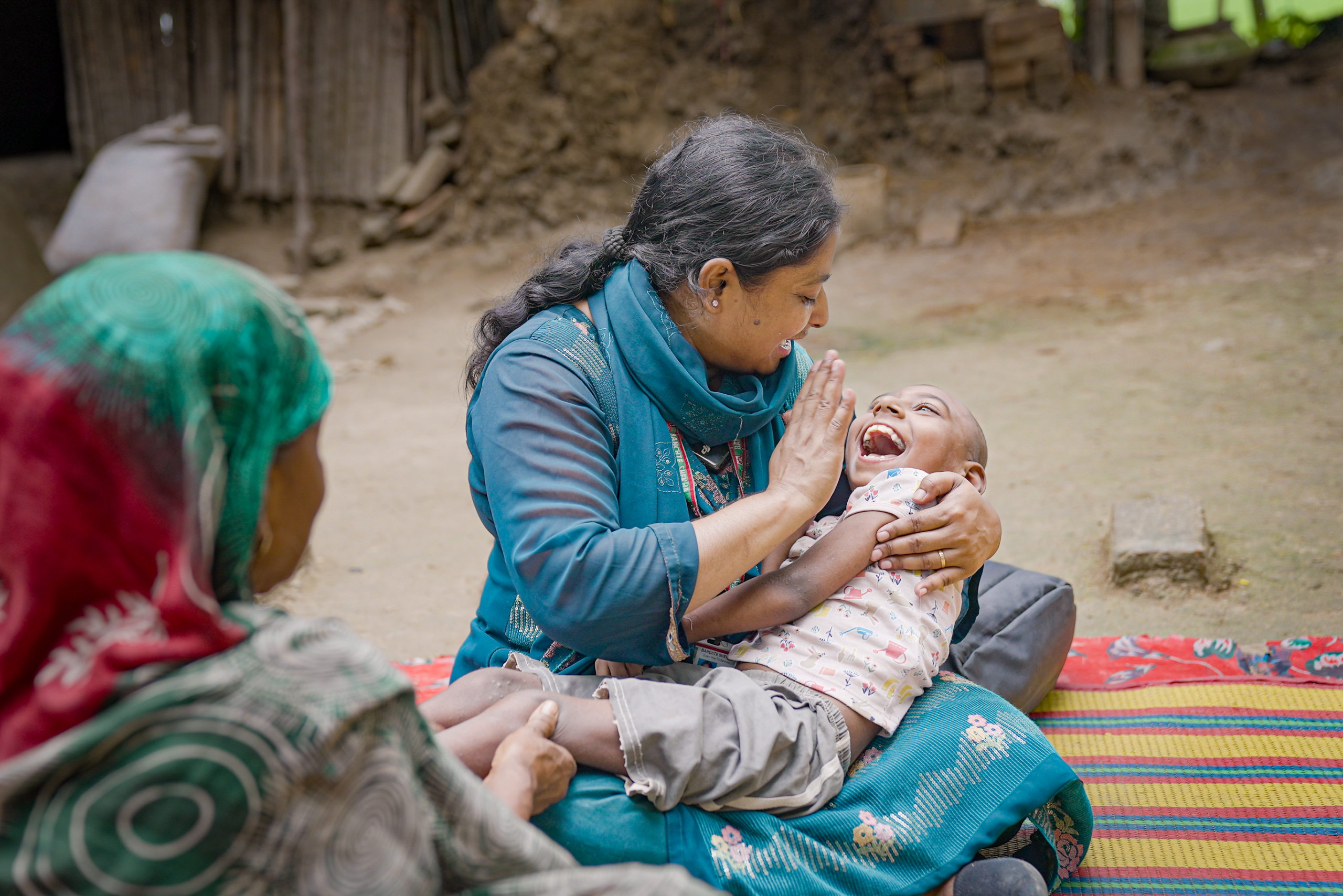 Jesan uit Bangladesh met zijn moeder