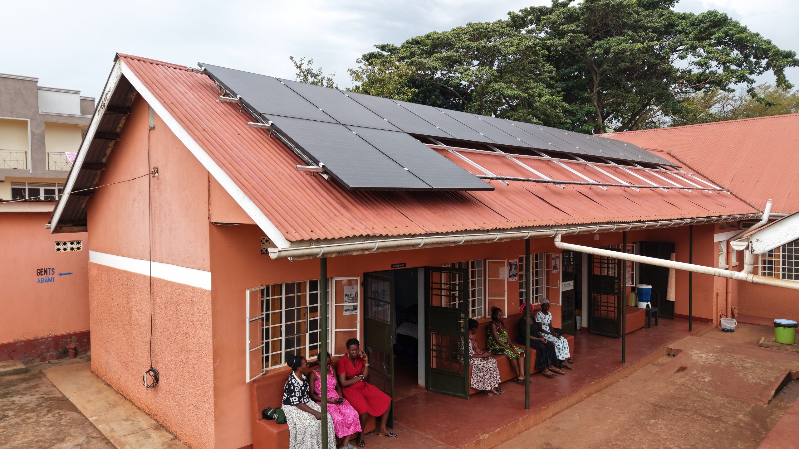 Zonnepanelen voorzien door MIVA, maken het St. Francis Healthcare centrum in Jinja, Oeganda, minder afhankelijk van dieselgeneratoren.